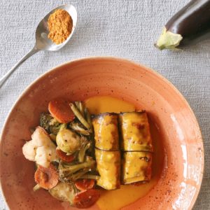 Canelones low carb de Beringela recheados c/ Carne de Vaca e Molho de Curcuma