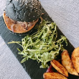 Hambúrguer Artesanal de Salmão em (pão) caco de tinta de choco