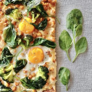 Pizza Artesanal da Terra, c/ molho de beterraba, espinafres e ovo escalfado (massa semi-integral)