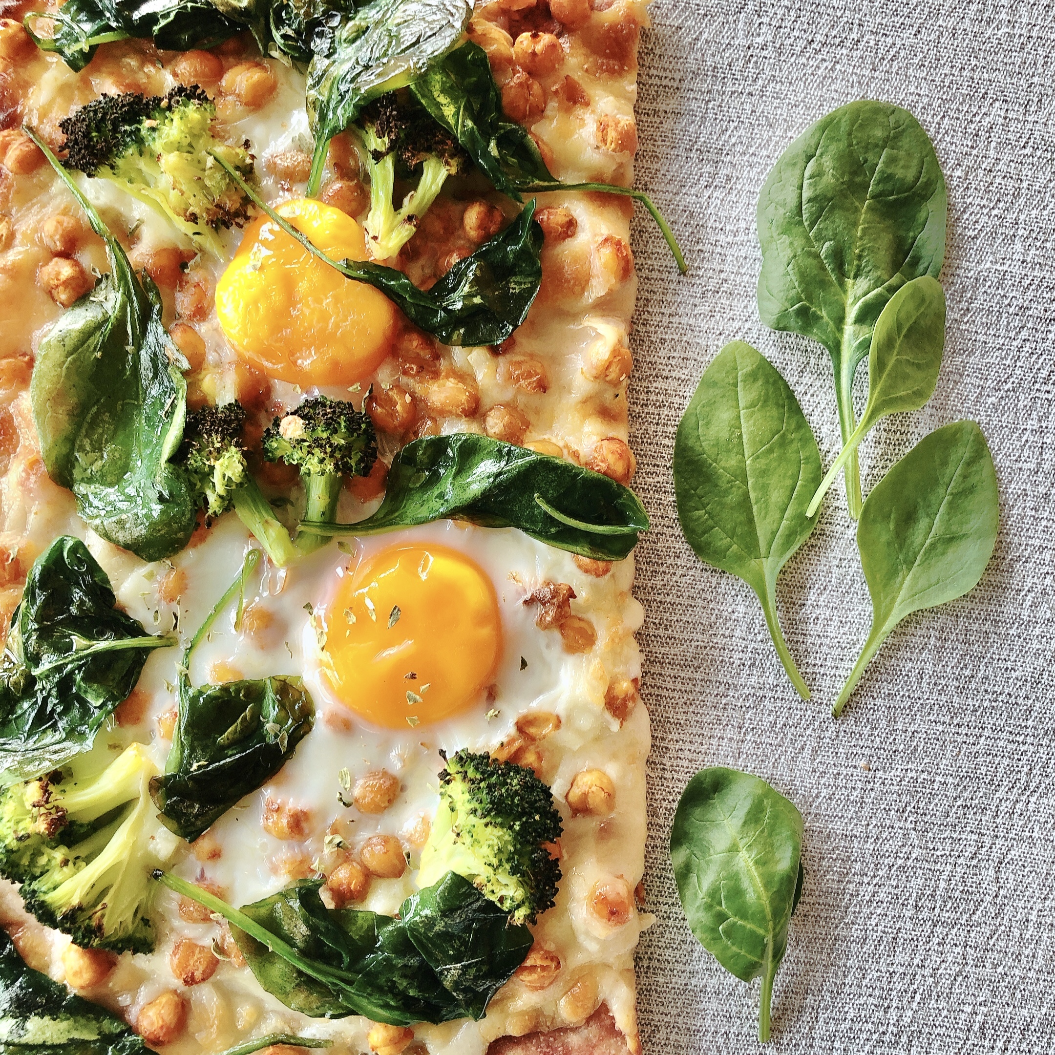 Pizza Artesanal da Terra, c/ molho de beterraba, espinafres e ovo escalfado (massa semi-integral)