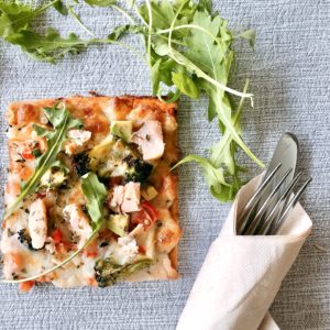 Pizza Artesanal de Salmão assado e Legumes da época (massa semi-integral)